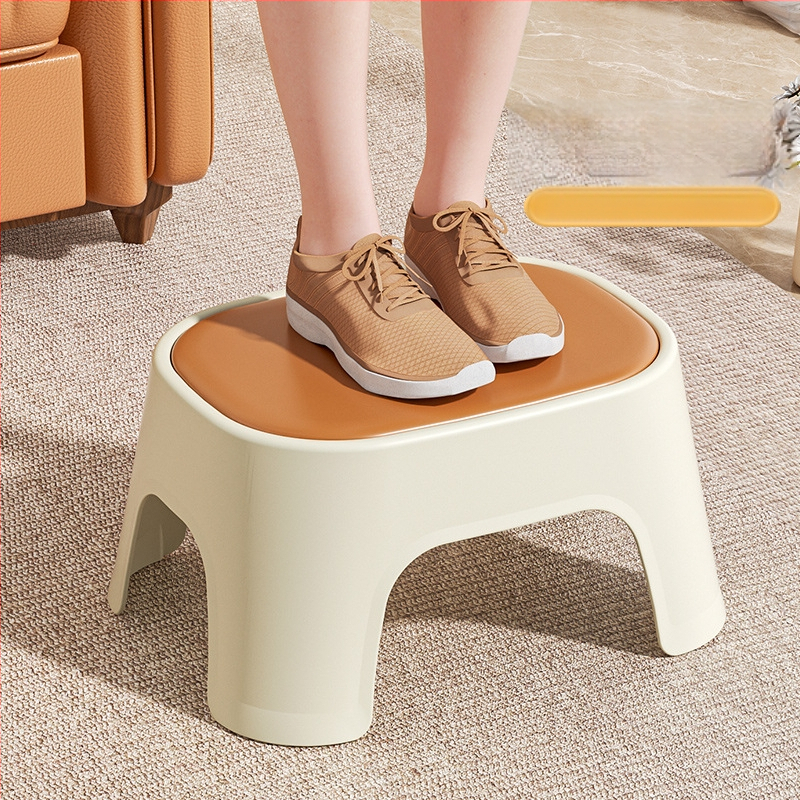 Plastikust taburet, mudel C4413A, mitte kokkupandav, koduseks kasutamiseks.