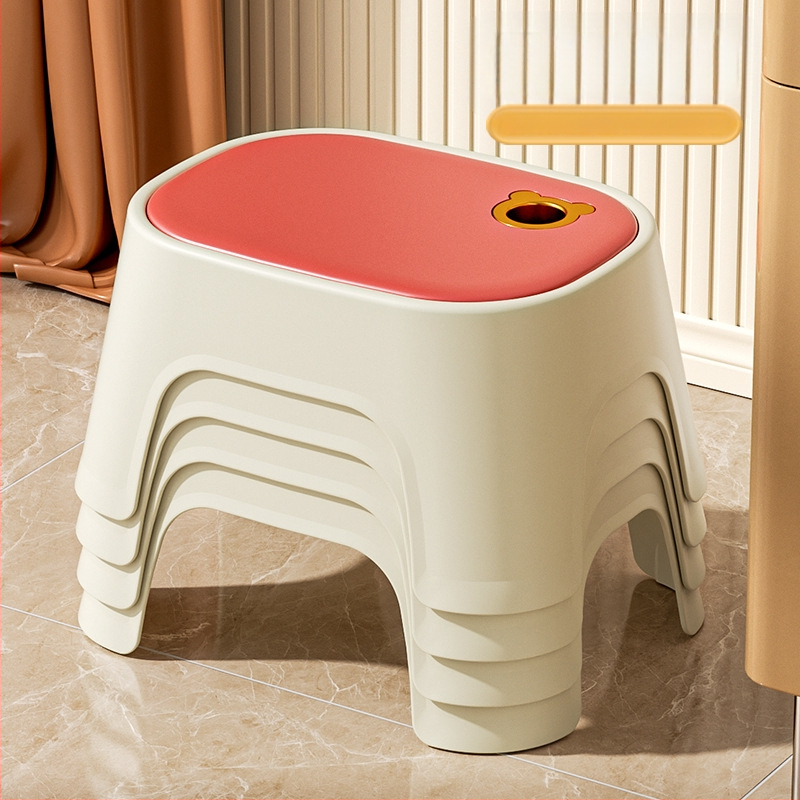 Plastikust taburet, mudel C4413A, mitte kokkupandav, koduseks kasutamiseks.