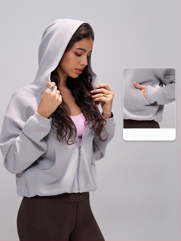 Moteriški su kapuču sportinis viršus pavasario–rudens, joga, ilgomis rankovėmis, užtrauktukas, be pamušalo, modalinis-sintetinis audinys (40% modal, 52% poliesteris, 8% spandeksas)