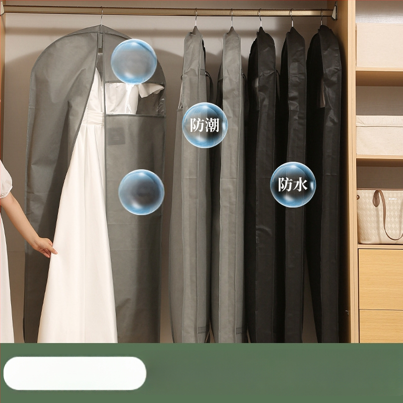 Putekļu aizsargājošs drēbēm ar caurspīdīgu logu, vienkāršs mūsdienīgs stils; PEVA materiāls; piemērots uzvalkam, mētelim, pūkainajam mētelim un līgavas kleitai; aizsardzība pret putekļiem un mitrumu; ceļojumiem un guļamistabai.