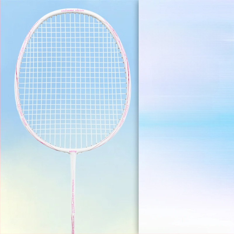 Badmintono raketė – anglies pluošto rėmas, svoris 85–89 g, tiesus smūgis, tinkama pradedantiesiems