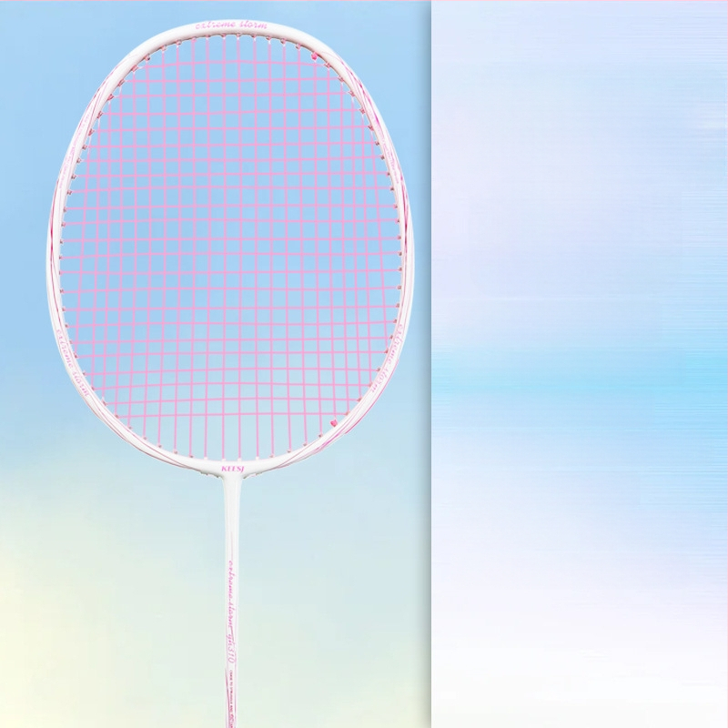 Badmintono raketė – anglies pluošto rėmas, svoris 85–89 g, tiesus smūgis, tinkama pradedantiesiems