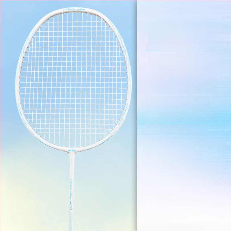 Badmintono raketė – anglies pluošto rėmas, svoris 85–89 g, tiesus smūgis, tinkama pradedantiesiems