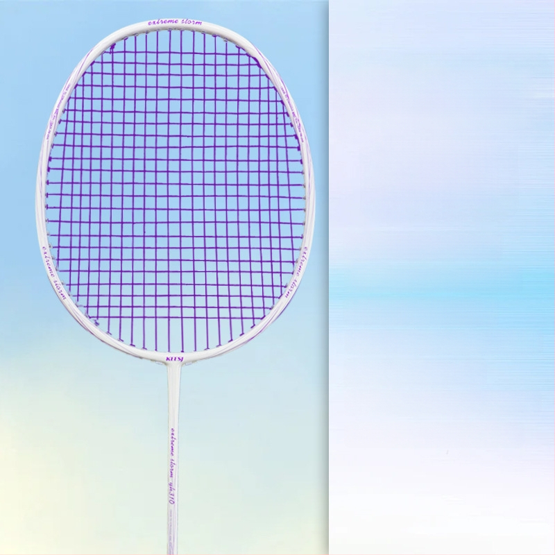 Badmintono raketė – anglies pluošto rėmas, svoris 85–89 g, tiesus smūgis, tinkama pradedantiesiems