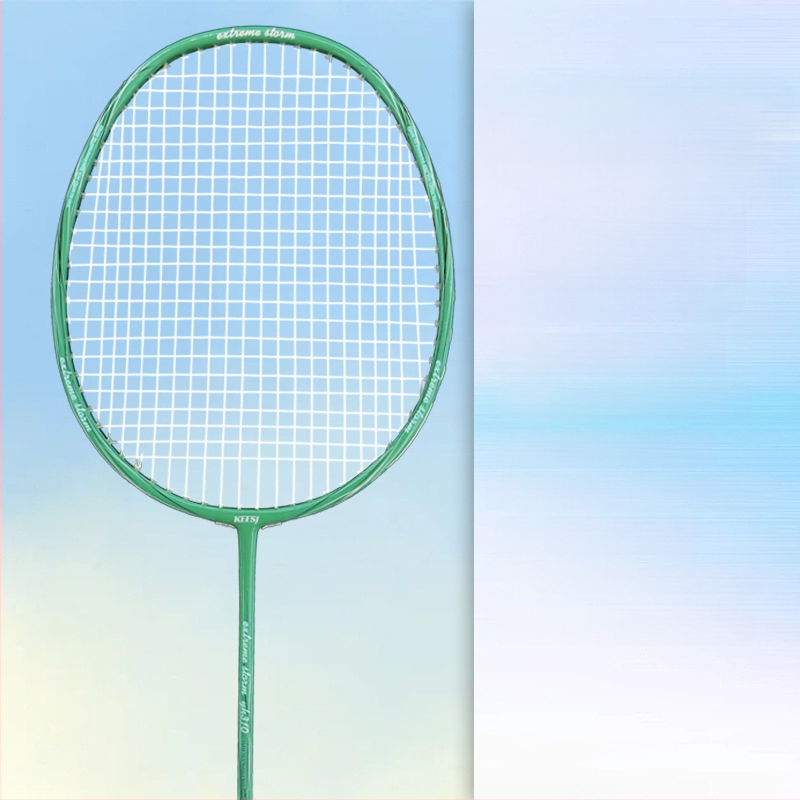 Badmintono raketė – anglies pluošto rėmas, svoris 85–89 g, tiesus smūgis, tinkama pradedantiesiems