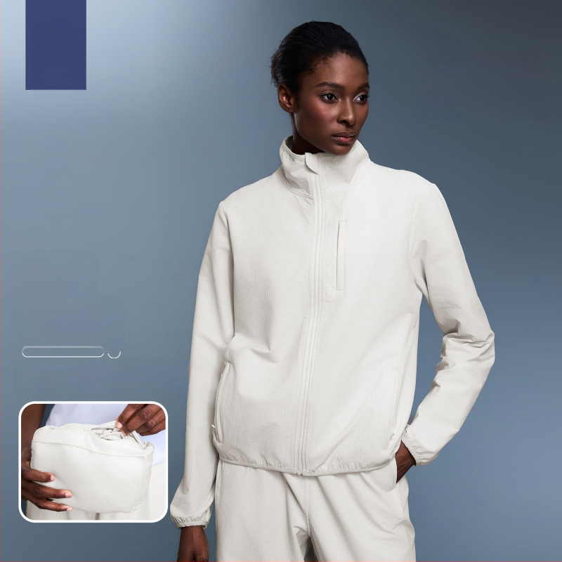 Sieviešu ārējā sporta jaka: ūdensnecaurlaidīga un pretvēja, ar stāvošu apkakli, garām piedurknēm, bez oderes