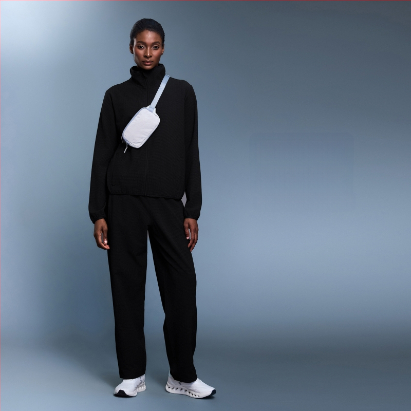 Sieviešu ārējā sporta jaka: ūdensnecaurlaidīga un pretvēja, ar stāvošu apkakli, garām piedurknēm, bez oderes