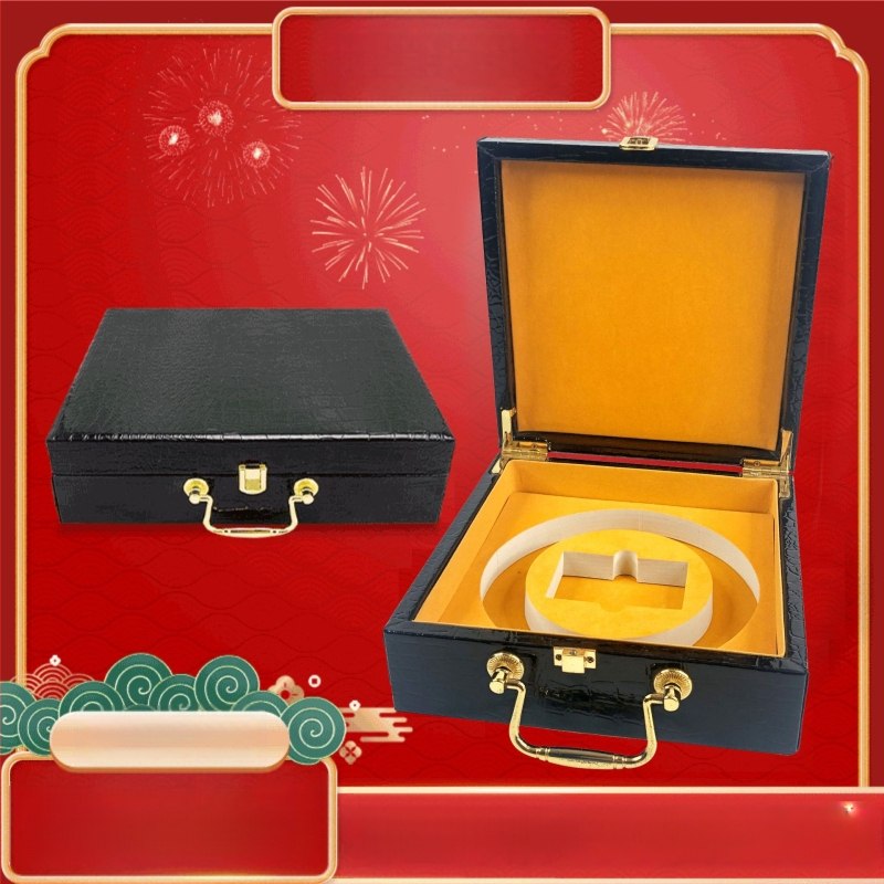 Koka kaste ar PU ādas rakstu, atverams vāks, EVA iekšējā odere un mīksts flanelis, pielāgojami izmēri (garums, platums, augstums), biezums 1 cm