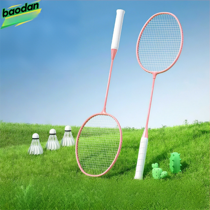 Badminton raketė, plieno lydinio rėmas, nailono virvės, svoris 95–100 g, tiesus kotas, vidutinis standumas