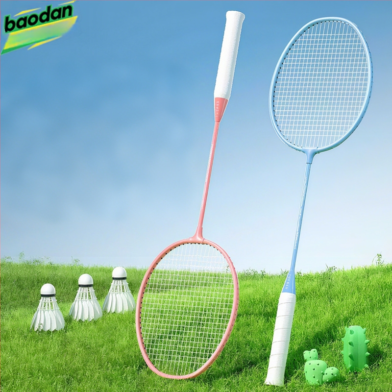 Badminton raketė, plieno lydinio rėmas, nailono virvės, svoris 95–100 g, tiesus kotas, vidutinis standumas