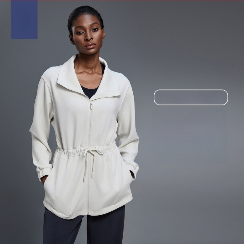 Moteriška sportinė vidutinio ilgio striukė su stoviu kaklu ir juosmens raišteliu, be pamušalo, rudens sezonui