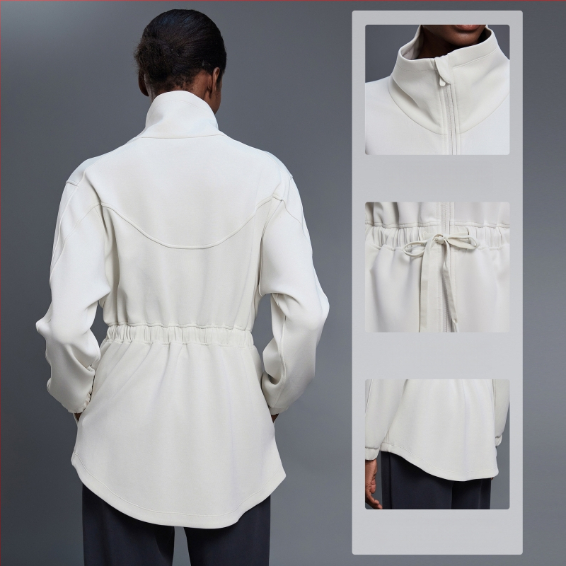 Moteriška sportinė vidutinio ilgio striukė su stoviu kaklu ir juosmens raišteliu, be pamušalo, rudens sezonui