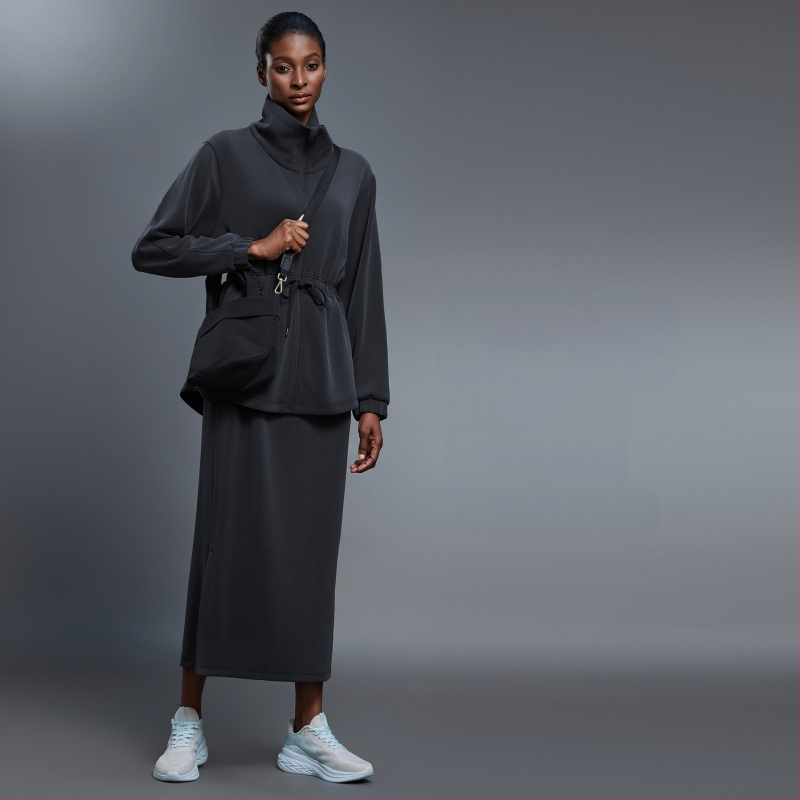 Moteriška sportinė vidutinio ilgio striukė su stoviu kaklu ir juosmens raišteliu, be pamušalo, rudens sezonui