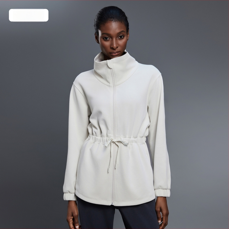 Moteriška sportinė vidutinio ilgio striukė su stoviu kaklu ir juosmens raišteliu, be pamušalo, rudens sezonui