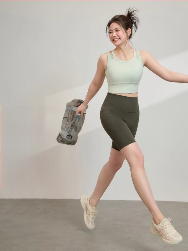 Plus dydžio moterų sportinių liemenėlė ir šortų komplektas (be rankovių; medžiaga: nailonas/spandeksas 78/22; įdėta krūties pagalvėlė)