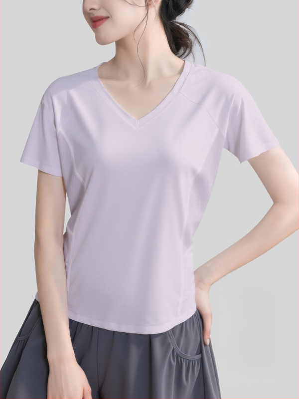 Kvėpuojantis atgalinės tinklinės konstrukcijos sportinis marškinėliai bėgimui ir jogai; laisvas kirpimas; audinys: poliesteris + spandeksas; sudėtis 88% poliesteris, 12% spandeksas; rankovės ilgis 25–29 cm; ilgis 55–65 cm