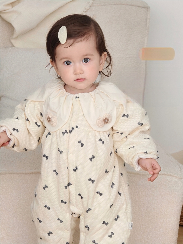 Kūdikio žieminis medvilninis bodis mergaitėms, ilgomis rankovėmis, be gobtuvių, storas pamušalas; pamušalas 100% medvilnė; išorė 97% poliesteris 3% elastanas; priekis užsegamas spaustukais