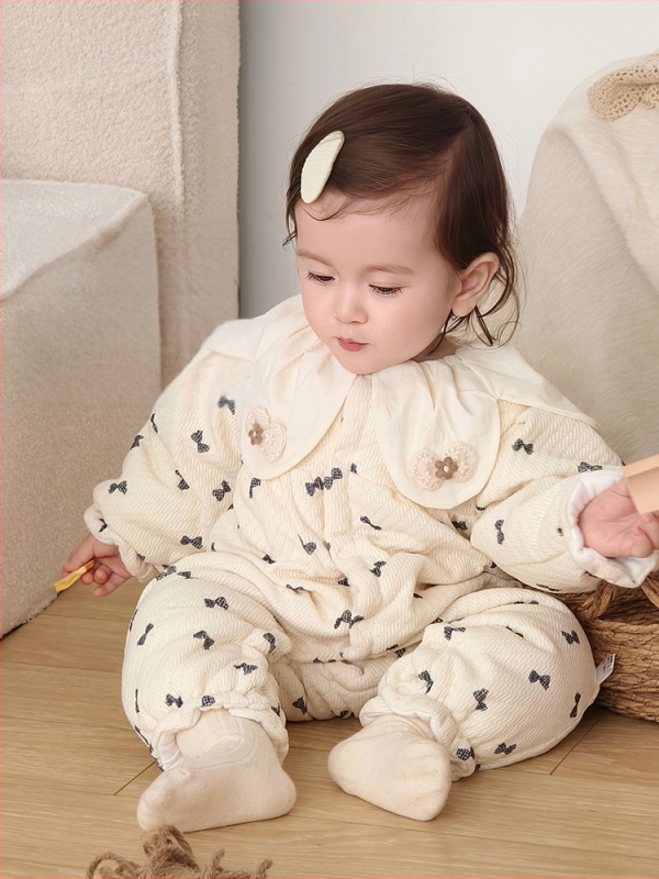 Kūdikio žieminis medvilninis bodis mergaitėms, ilgomis rankovėmis, be gobtuvių, storas pamušalas; pamušalas 100% medvilnė; išorė 97% poliesteris 3% elastanas; priekis užsegamas spaustukais