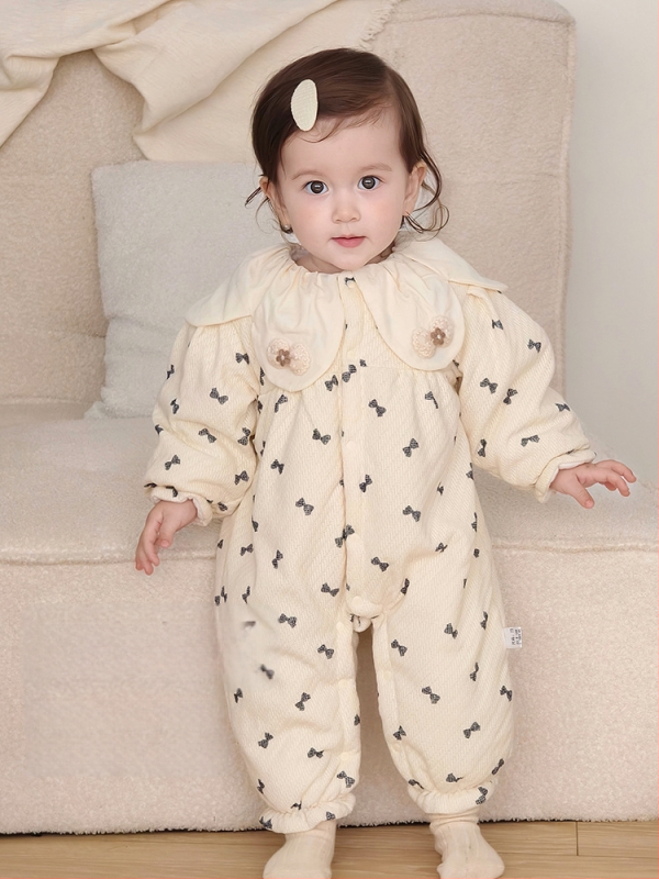 Kūdikio žieminis medvilninis bodis mergaitėms, ilgomis rankovėmis, be gobtuvių, storas pamušalas; pamušalas 100% medvilnė; išorė 97% poliesteris 3% elastanas; priekis užsegamas spaustukais