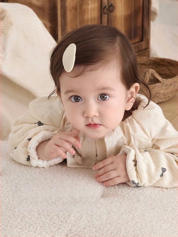 Kūdikio žieminis medvilninis bodis mergaitėms, ilgomis rankovėmis, be gobtuvių, storas pamušalas; pamušalas 100% medvilnė; išorė 97% poliesteris 3% elastanas; priekis užsegamas spaustukais