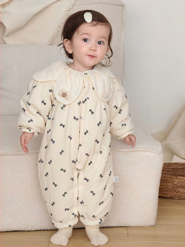 Kūdikio žieminis medvilninis bodis mergaitėms, ilgomis rankovėmis, be gobtuvių, storas pamušalas; pamušalas 100% medvilnė; išorė 97% poliesteris 3% elastanas; priekis užsegamas spaustukais