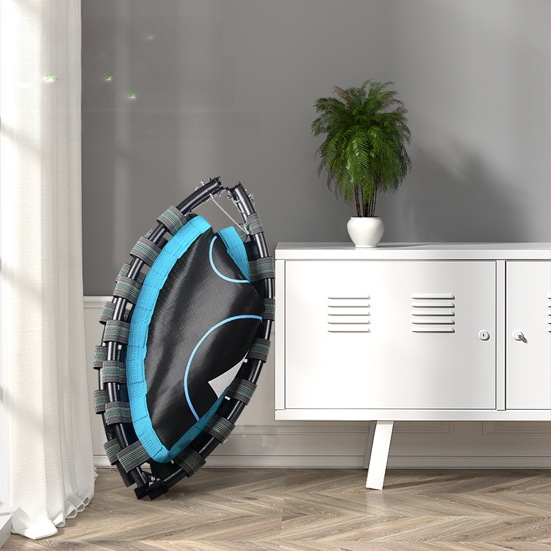 Mājas lietošanai paredzēts trampolīns, iekštelpu kompaktais modelis pieaugušajiem; tērauda rāmis un lentes virsma; universāla lietošana