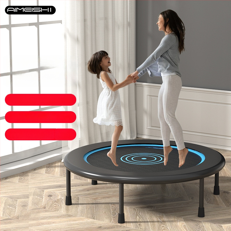 Mājas lietošanai paredzēts trampolīns, iekštelpu kompaktais modelis pieaugušajiem; tērauda rāmis un lentes virsma; universāla lietošana