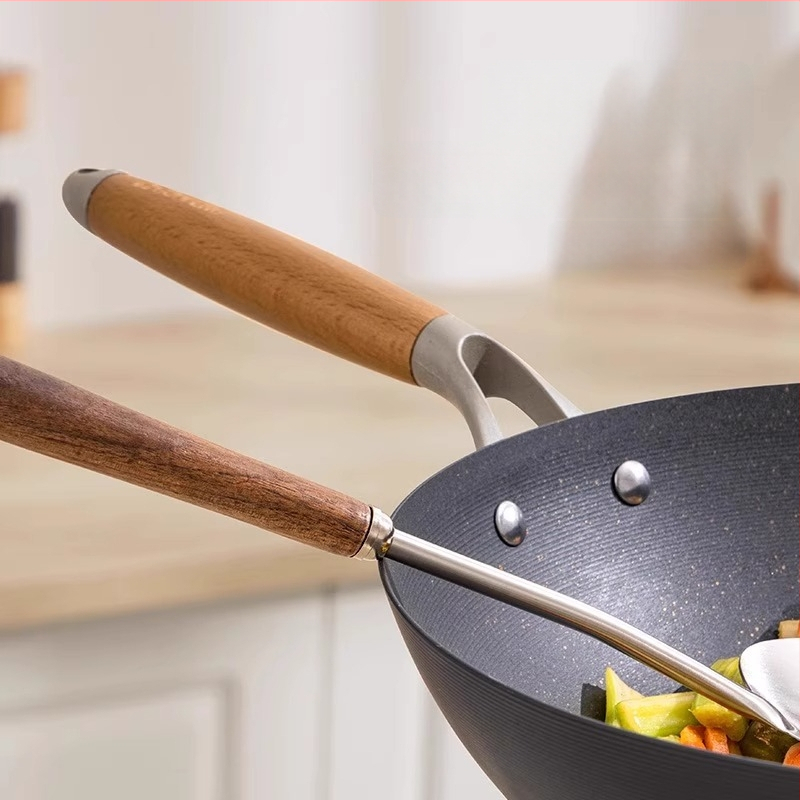 Virtuvės šaukštas iš 304 nerūdijančio plieno, medinė rankenėlė, neprilimpančiai paviršiai, atspari karščiui, ilga rankena