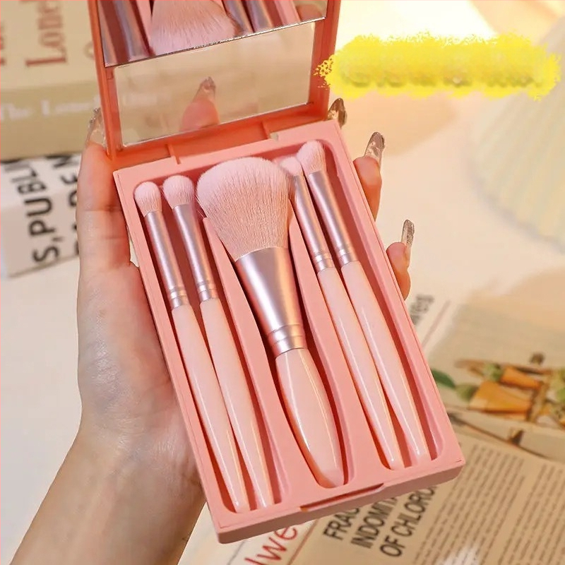 5 dalių makiažo šepetėlių rinkinys su minkštomis sintetinių šerelių, plastmasine rankenėle, nešiojama dėžutė