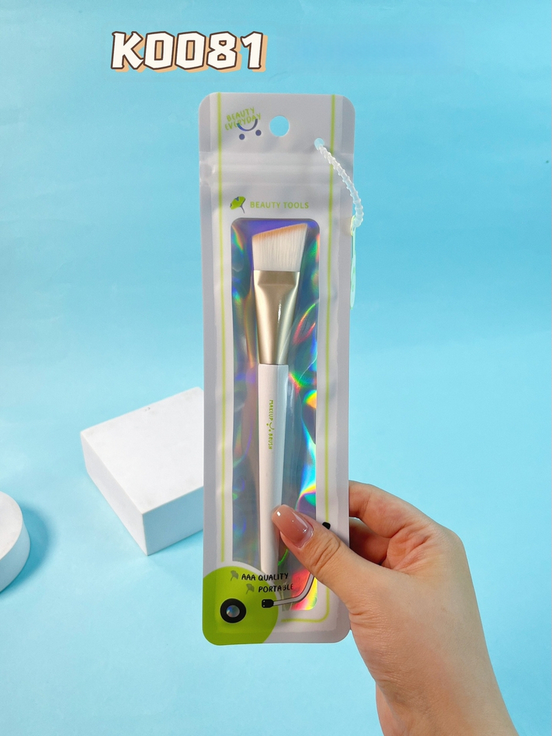 Keqi korektoriaus šepetėlių rinkinys — nešiojamas, sintetiniai pluoštai, medinė rankena, nešiojimo krepšys