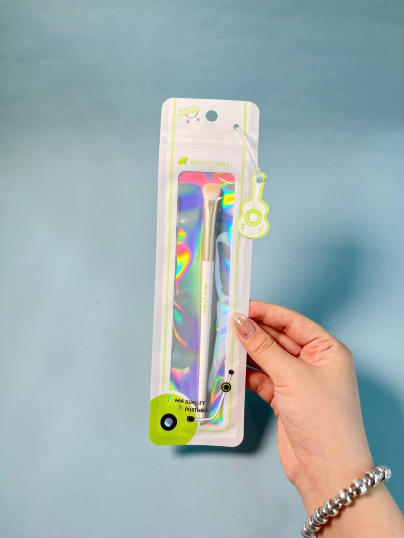 Keqi korektoriaus šepetėlių rinkinys — nešiojamas, sintetiniai pluoštai, medinė rankena, nešiojimo krepšys