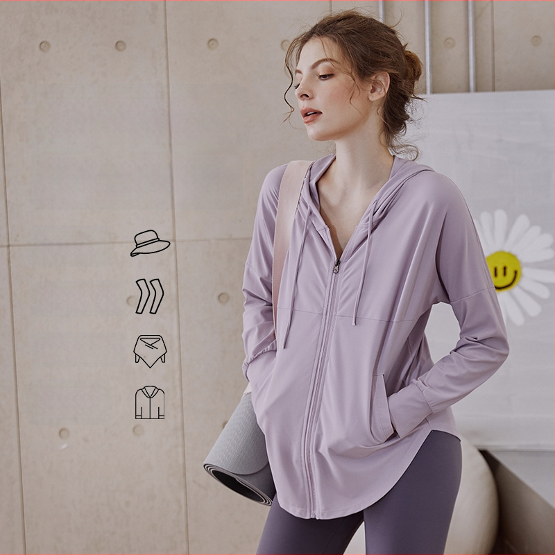 Moteriška nailoninė sportinė striukė, greitai džiūstanti, kvėpuojanti, ilgos rankovės, klubinis ilgis, prigludęs kirpimas