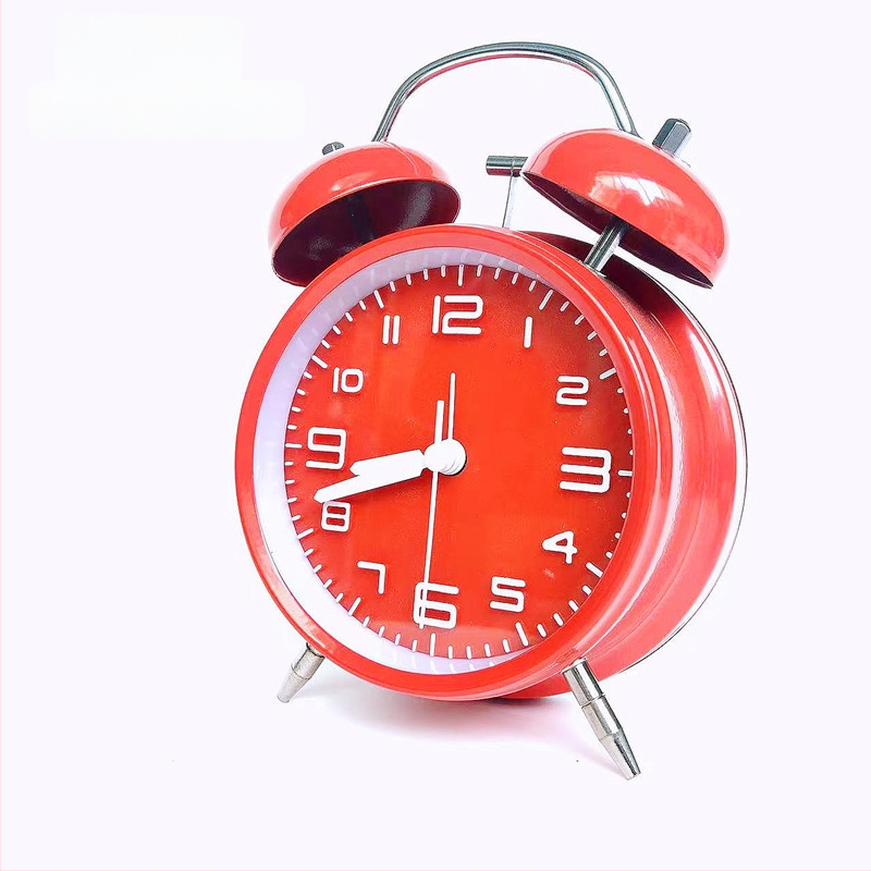 Kovový budík, napájaný batériou, elektronický pohyb, analógový ciferník s číslami, jednostranný, kovové puzdro a ciferník, moderný dizajn, zabudované budenie.