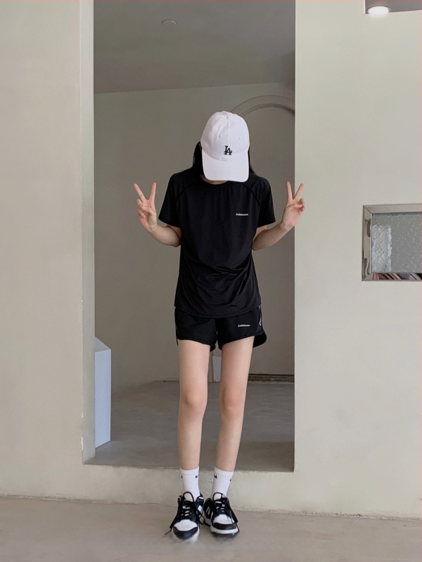 Vasaros unisex sportinis komplektas — kvėpuojantis, greitai džiūstantis, trumpomis rankovėmis, apvalus kaklo iškirptė, 30% spandex