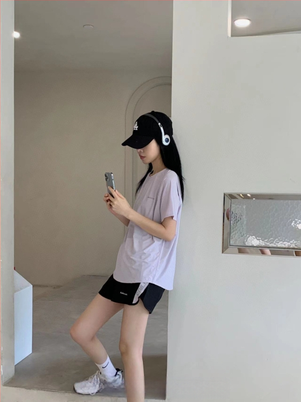 Vasaros unisex sportinis komplektas — kvėpuojantis, greitai džiūstantis, trumpomis rankovėmis, apvalus kaklo iškirptė, 30% spandex