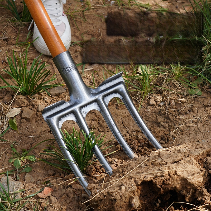 Dirvos purenkimo šakutė su keturiais dantimis, mangano plienas