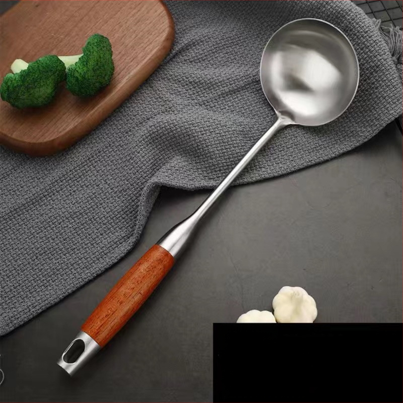 Nerūdijančio plieno šaukštų ir mentelių rinkinys su kietmedžio rankenomis – neslystantis, atsparus karščiui, šilumos izoliacija – modernus minimalistinis virtuvės rinkinys, modelis GC4650121