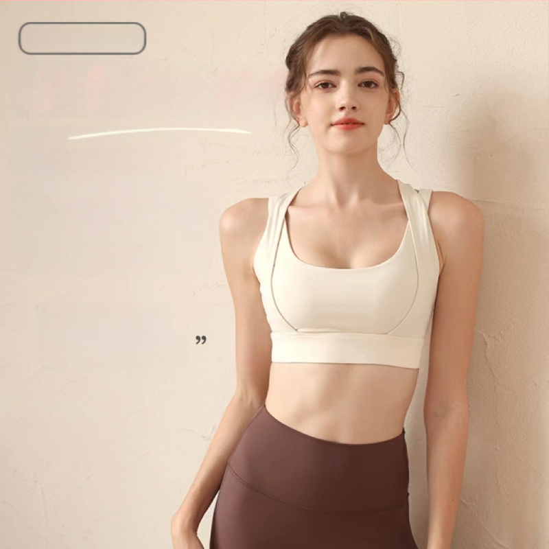 Moteriška sportinė liemenėlė bėgimui, išorinei dėvėjimui – pilnas puodelis, formuotas puodelis, fiksuotos dvigubos petnešos, nugaros trijų eilučių kabliukų užtrauktukas; pagrindinis audinys: nailonas 75%, pamušalas: spandeksas 25%