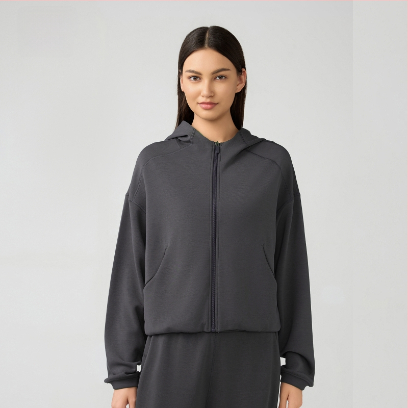 Női kapucnis cipzáros pulóver, lazán szabott, futáshoz és edzéshez, őszi-téli szezon; pamutkeverék anyag 52% poliészter; belső bélés pamut.