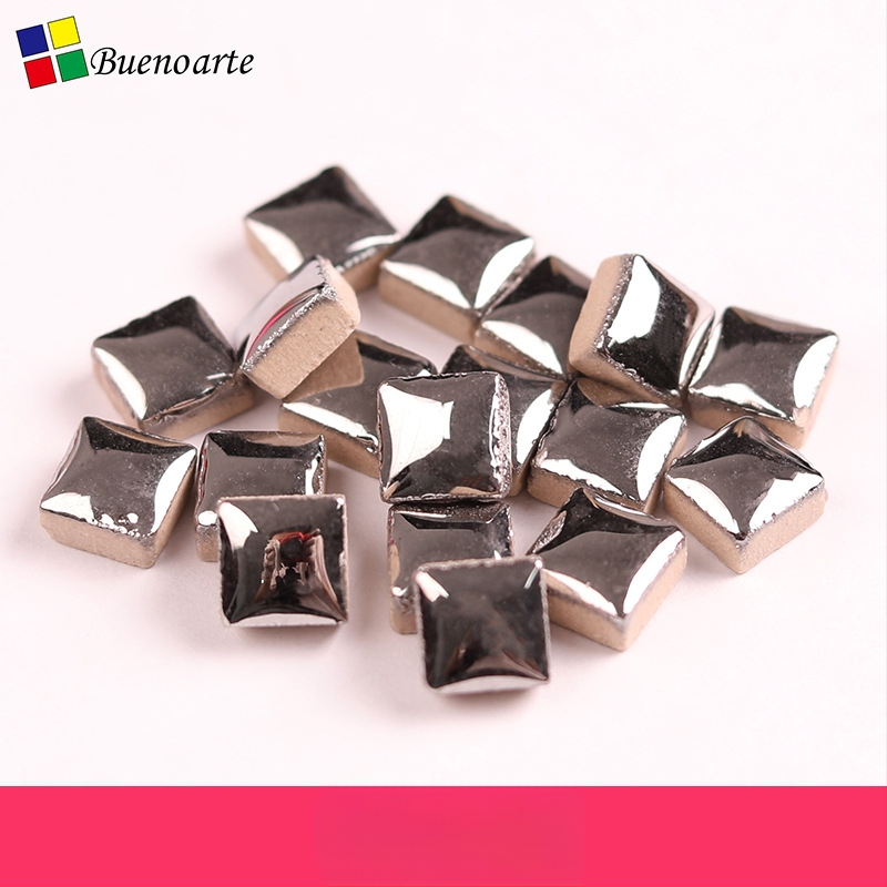 Rankų darbo keraminiai mozaikos fragmentai, nereguliarios formos, glazūruotas paviršius