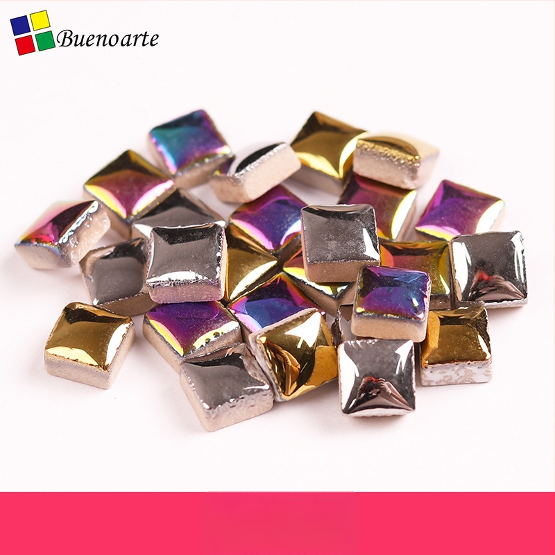 Rankų darbo keraminiai mozaikos fragmentai, nereguliarios formos, glazūruotas paviršius