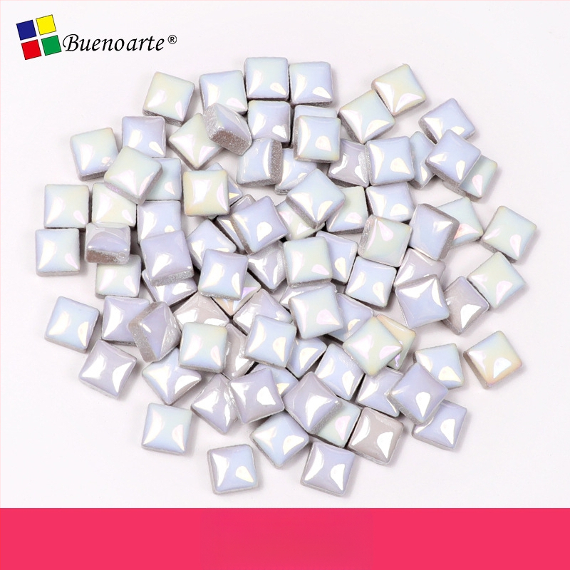 Rankų darbo keraminiai mozaikos fragmentai, nereguliarios formos, glazūruotas paviršius