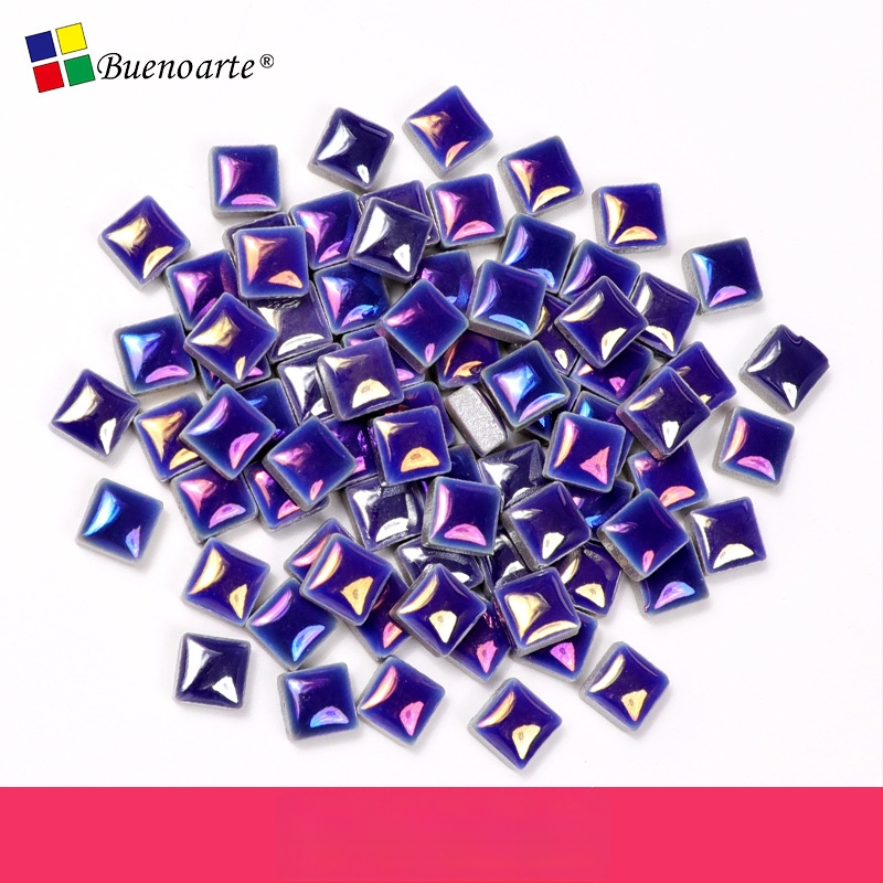 Rankų darbo keraminiai mozaikos fragmentai, nereguliarios formos, glazūruotas paviršius