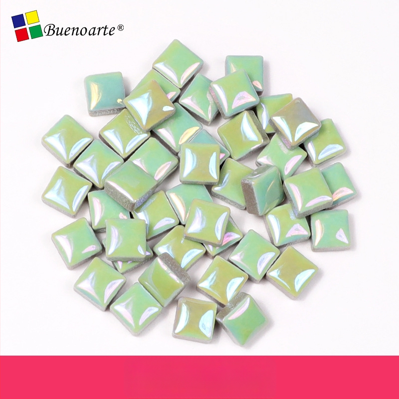 Rankų darbo keraminiai mozaikos fragmentai, nereguliarios formos, glazūruotas paviršius