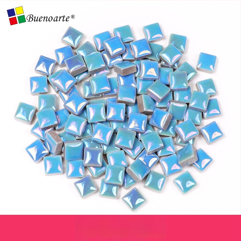 Rankų darbo keraminiai mozaikos fragmentai, nereguliarios formos, glazūruotas paviršius