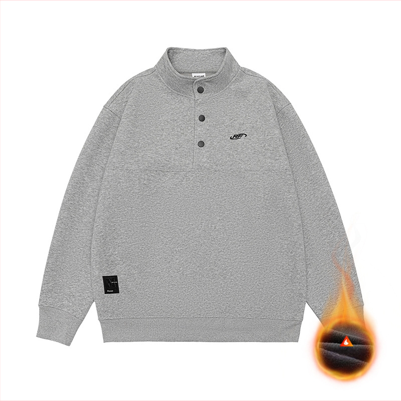 Meleg fleece pulóver felső álló gallérral, előröl gombos záródás, laza szabás, hímzett applikációkkal