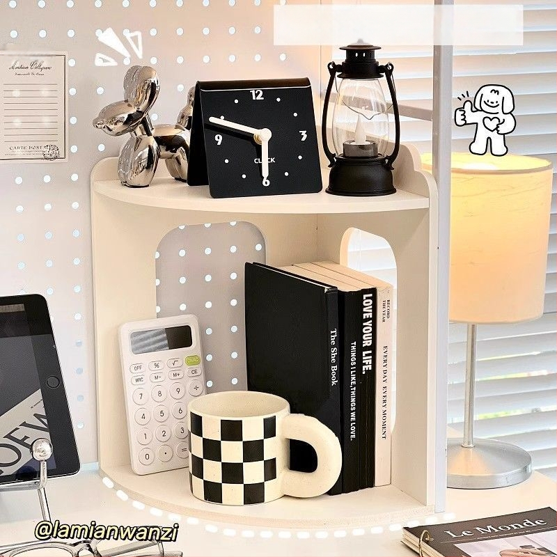 Kampinis stalo laikiklis su kelių lygių lentynomis – dirbtinė plokštė, šiuolaikiškas minimalistinis stilius, užsakymo pavyzdžiai, nereikalauja montavimo