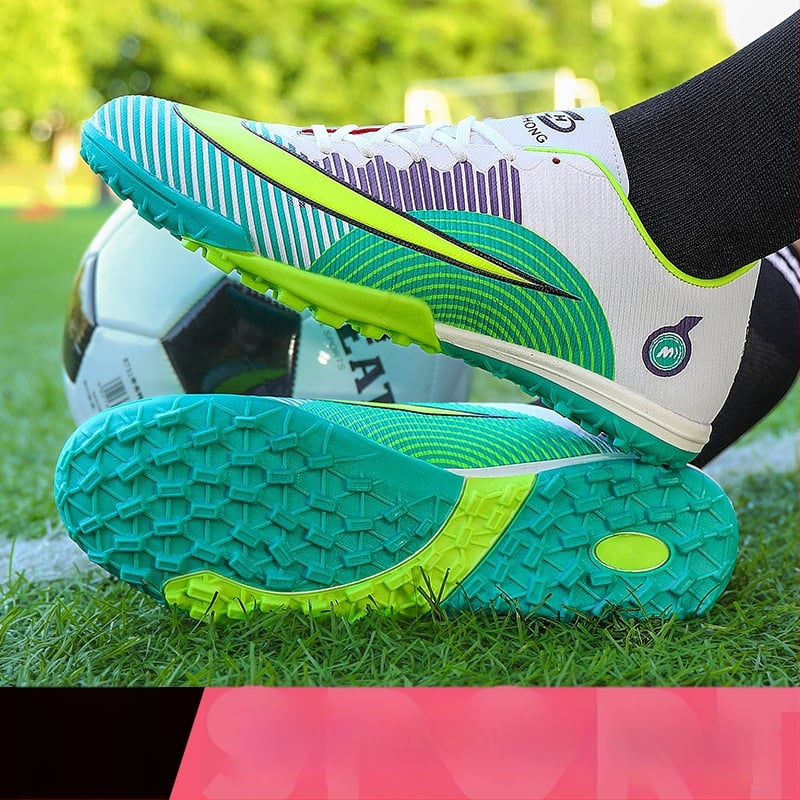 Futbolo bateliai – priešslidinėjimo PU padas, žemas viršus, viršus iš dirbtinio PU, tinkami natūraliai žolei, dirbtinei žolei ir kalnų vietovėms