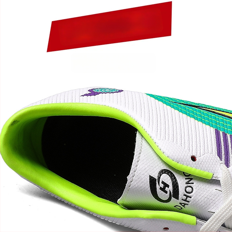 Futbolo bateliai – priešslidinėjimo PU padas, žemas viršus, viršus iš dirbtinio PU, tinkami natūraliai žolei, dirbtinei žolei ir kalnų vietovėms