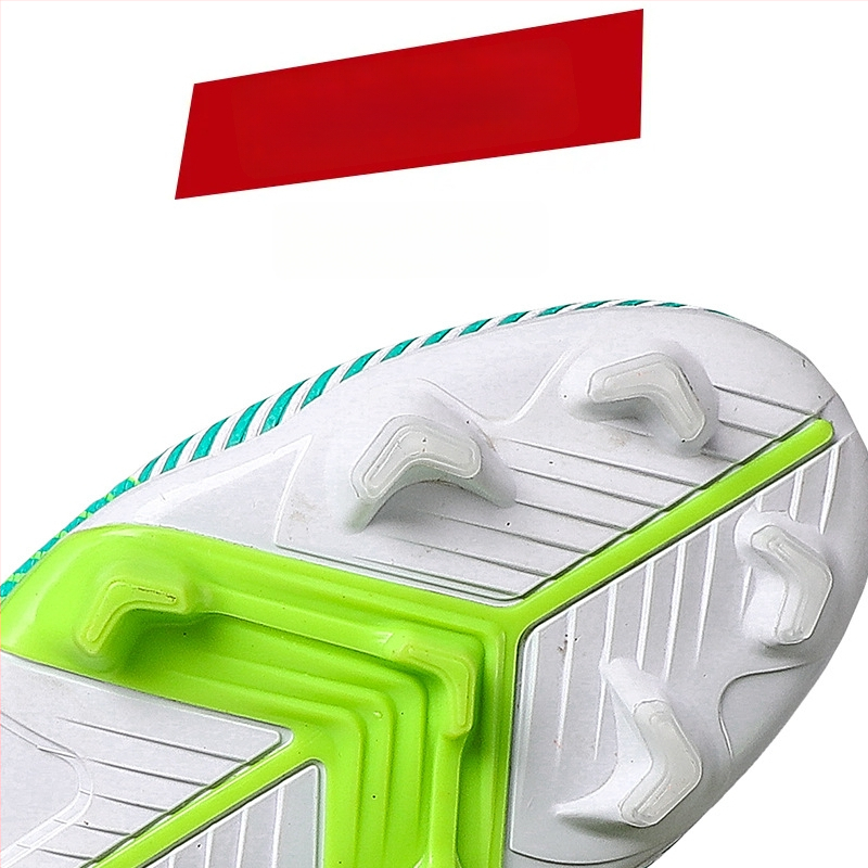 Futbolo bateliai – priešslidinėjimo PU padas, žemas viršus, viršus iš dirbtinio PU, tinkami natūraliai žolei, dirbtinei žolei ir kalnų vietovėms